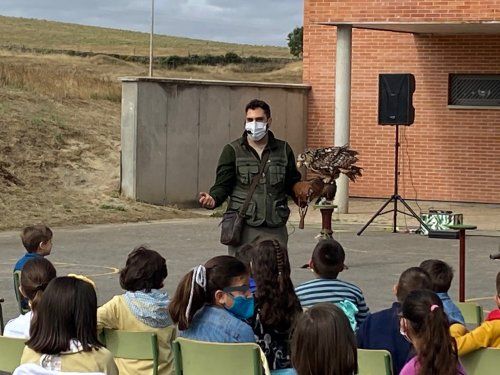 GRANJA ESCUELA BUENAESPERANZA & AVESAURIO se unen para ofrecer a los grupos de escolares una experiencia distinta